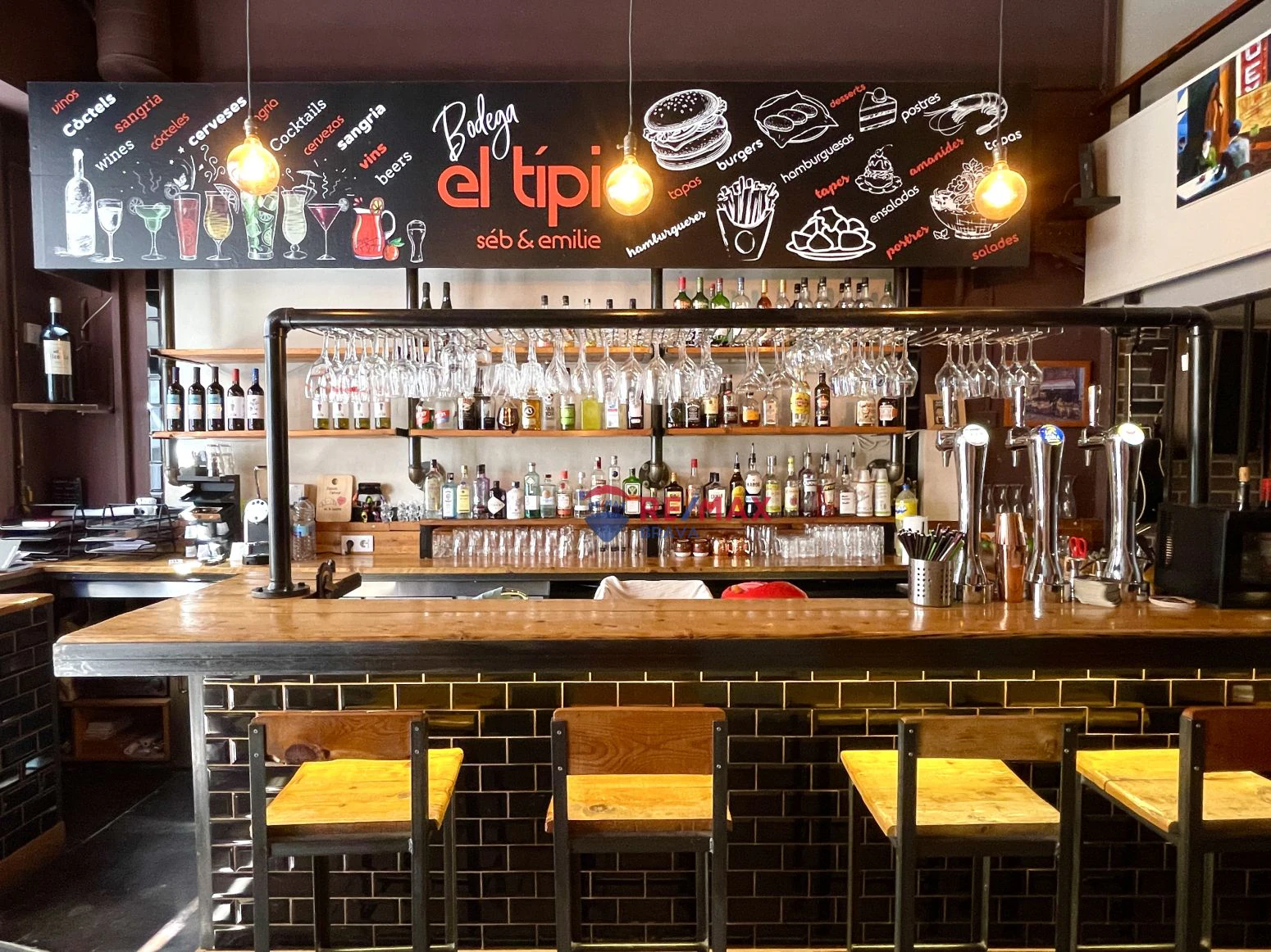 Roses, centro: se traspasa negocio de bar restaurante en inm