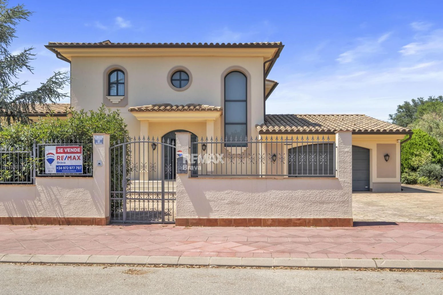 Villa Premium en Primera Línea de Golf en Peralada con Amplios Jardines y Privacidad Total