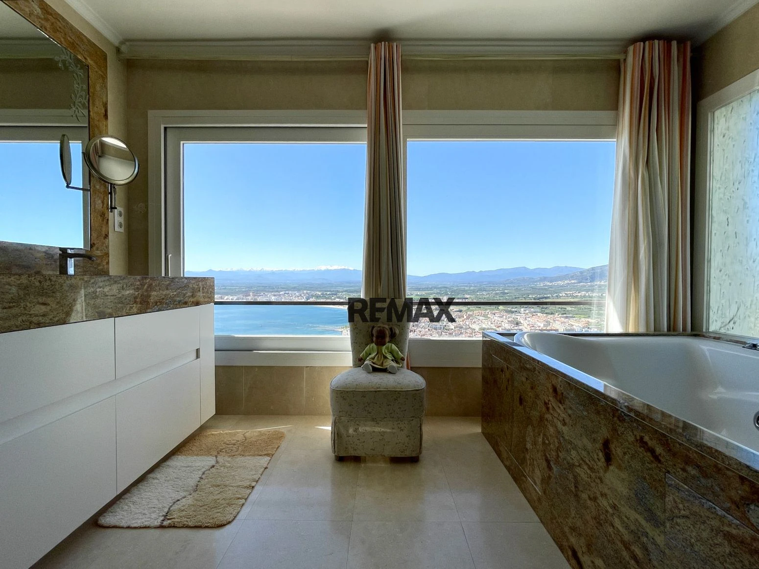 Villa mediterránea con espectaculares vistas al mar