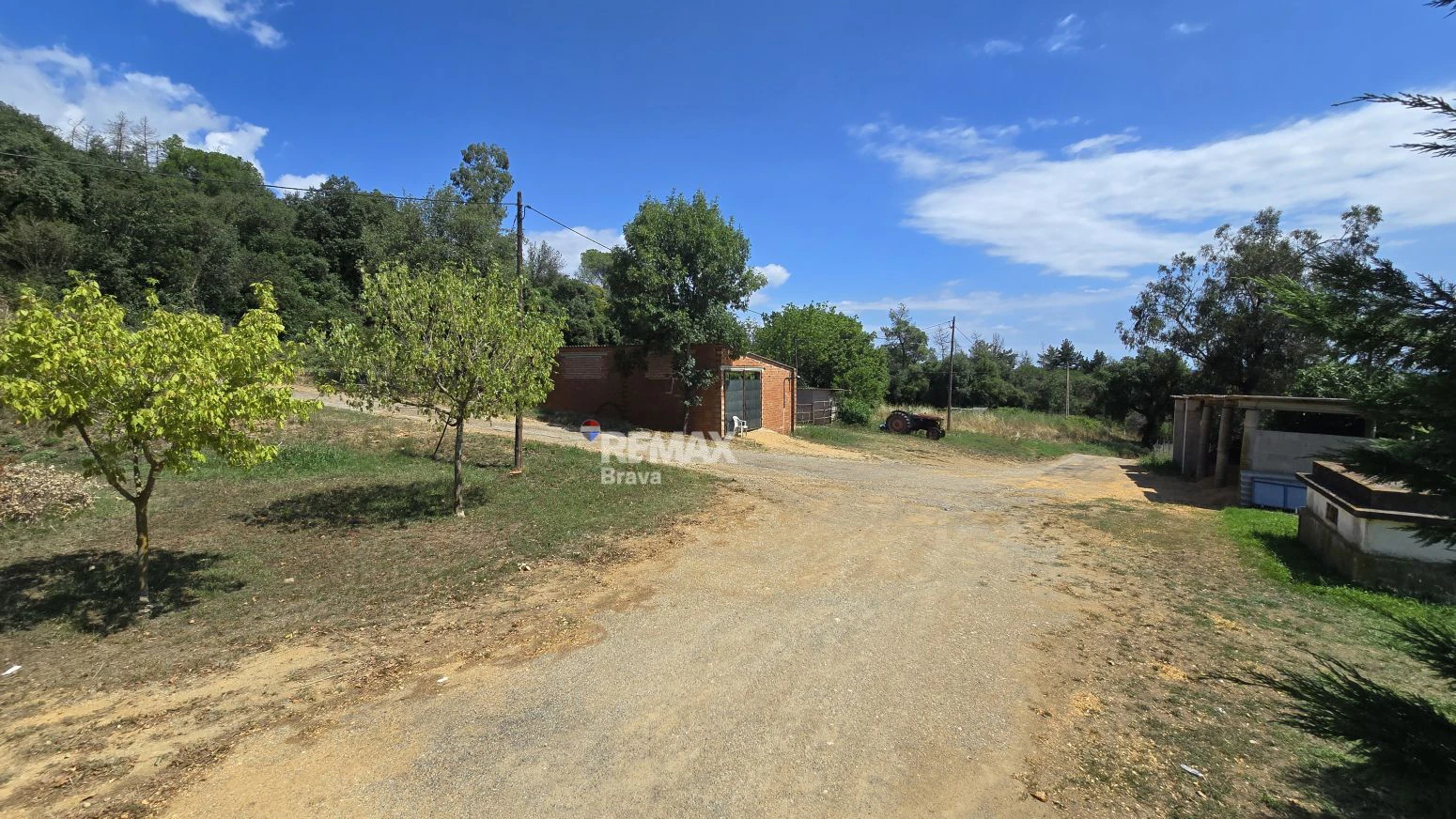 Finca Rústica 12h en Brunyola con Naves Avícolas Alquiladas e Ingresos Mensuales