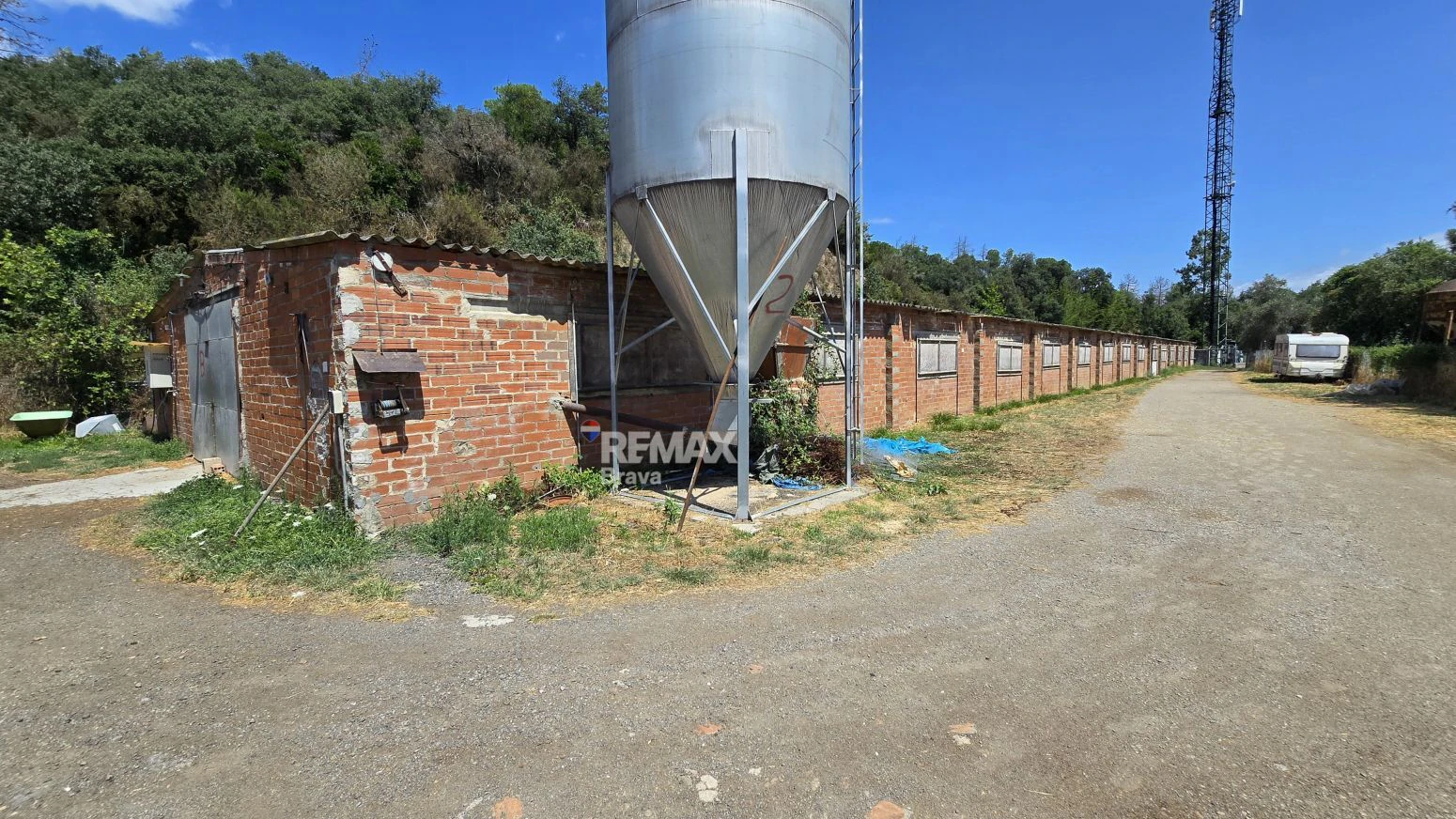 Finca Rústica 12h en Brunyola con Naves Avícolas Alquiladas e Ingresos Mensuales