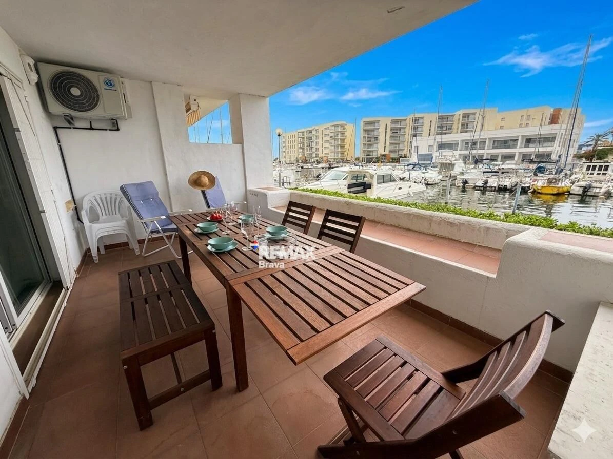 Exclusivo apartamento con amarre privado, gran terraza y licencia turística en Santa Margarida – Roses.