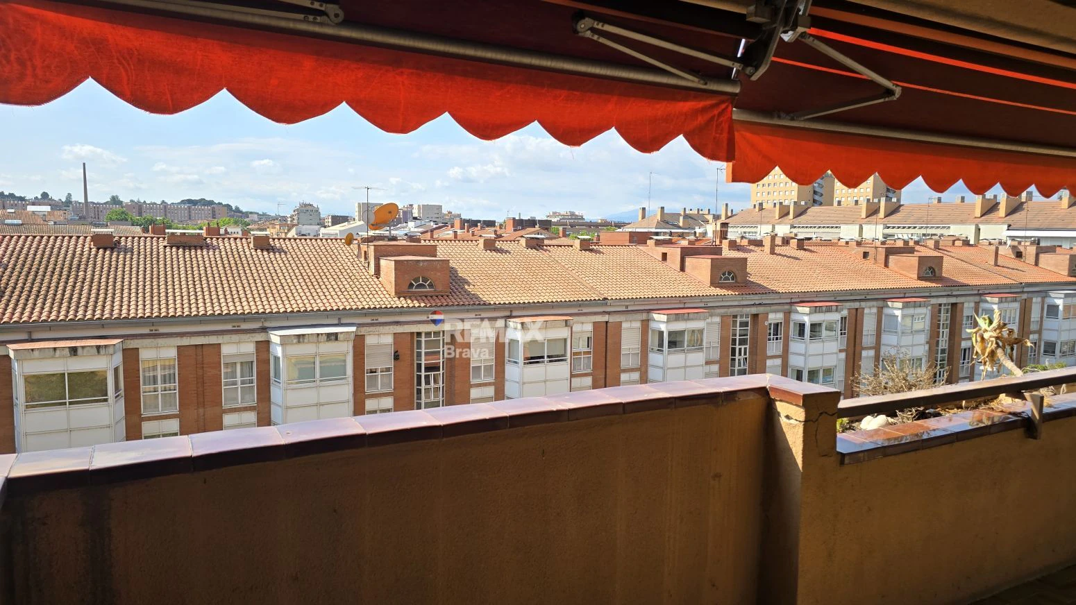 Luminoso Piso en Planta Alta con Terraza en una de las Mejores Zonas de Girona