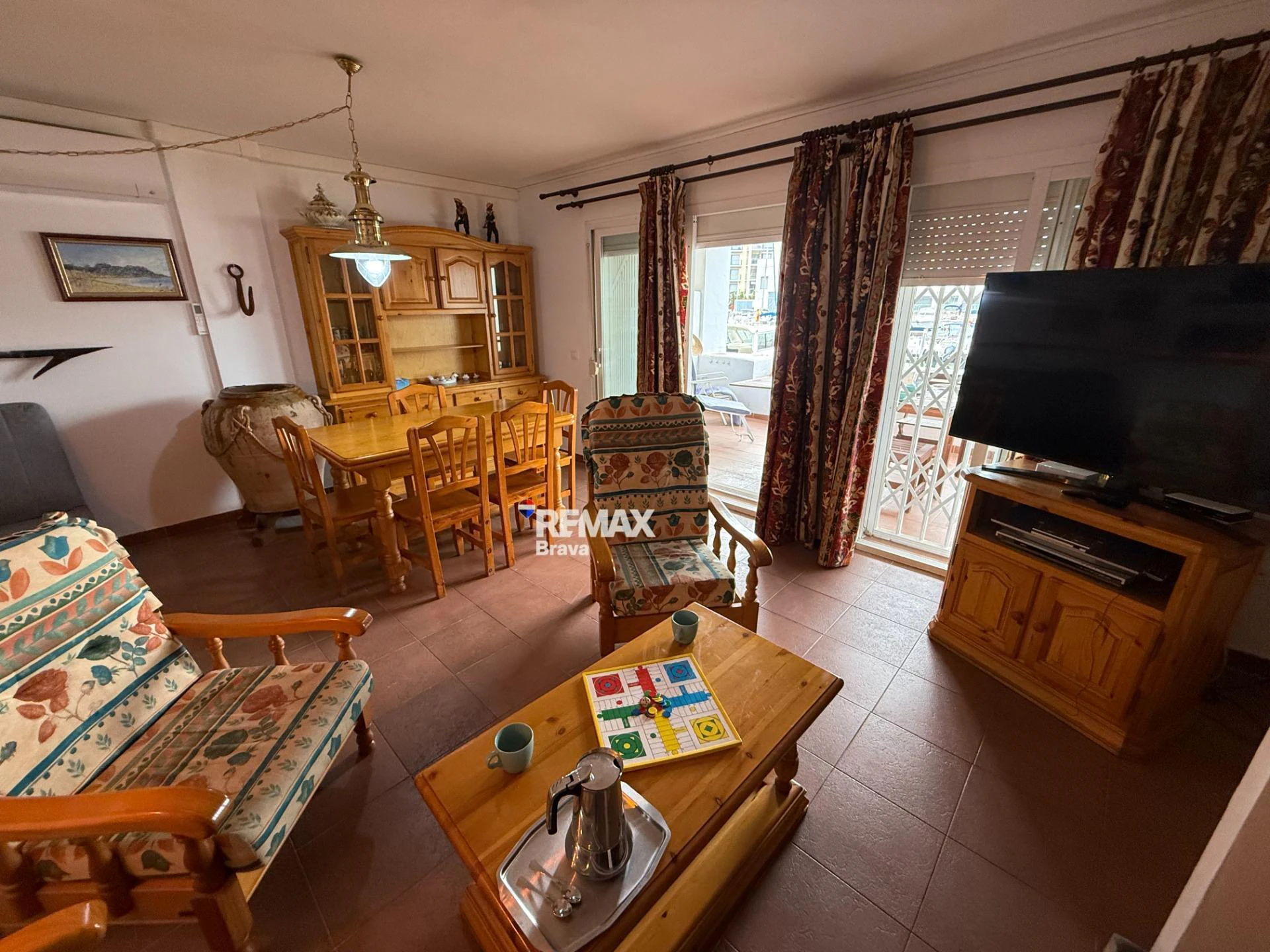 Exclusivo apartamento con amarre privado, gran terraza y licencia turística en Santa Margarida – Roses.
