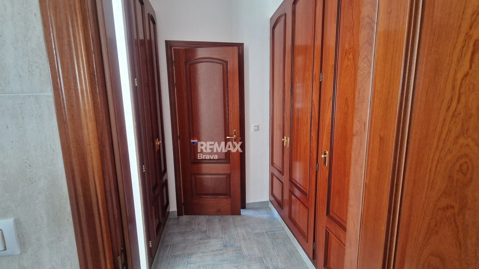 Exclusiva Vivienda en Roses sobre Parcela de 1.190 m² en Entorno Muy Tranquilo