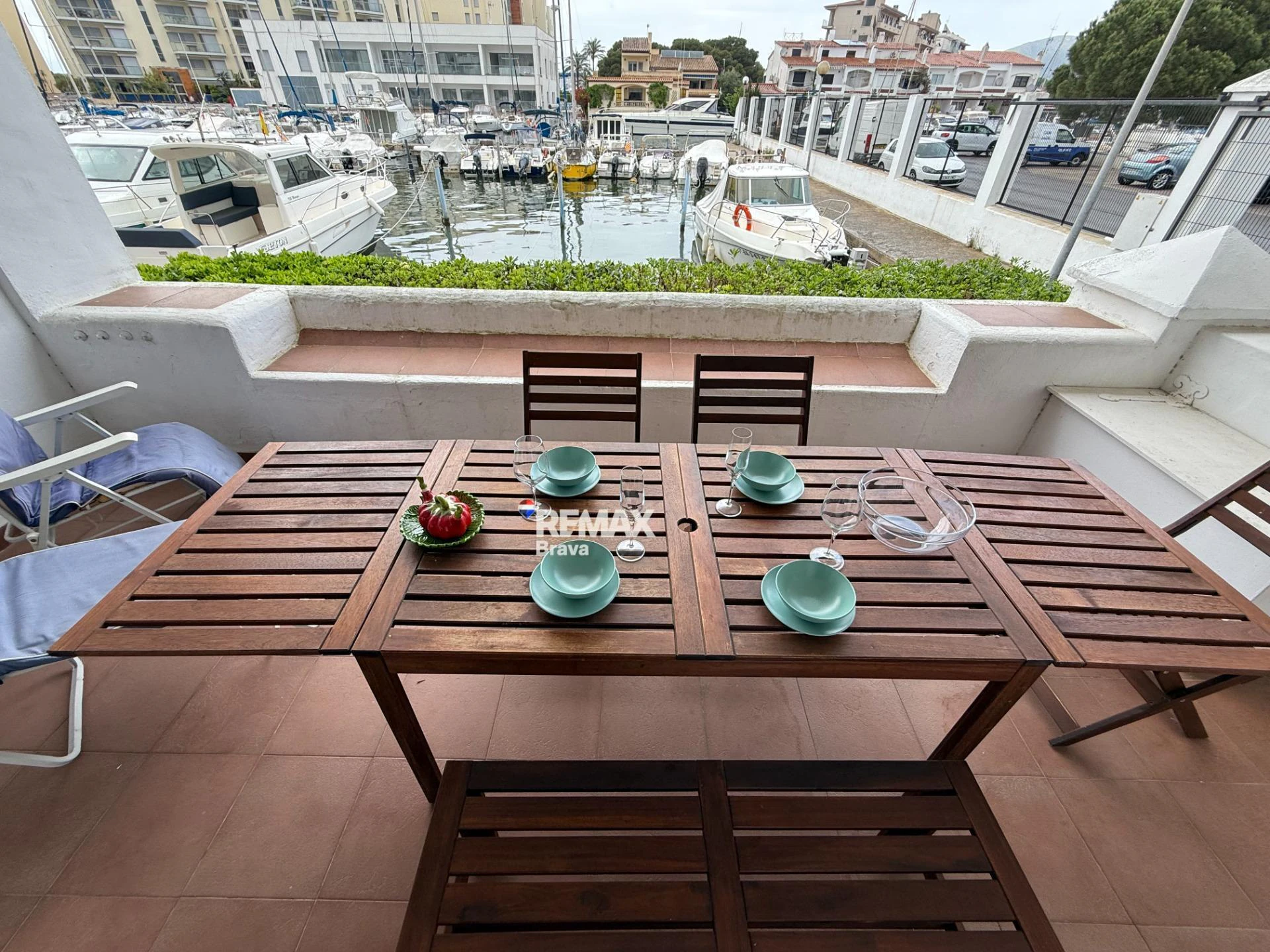 Exclusivo apartamento con amarre privado, gran terraza y licencia turística en Santa Margarida – Roses.