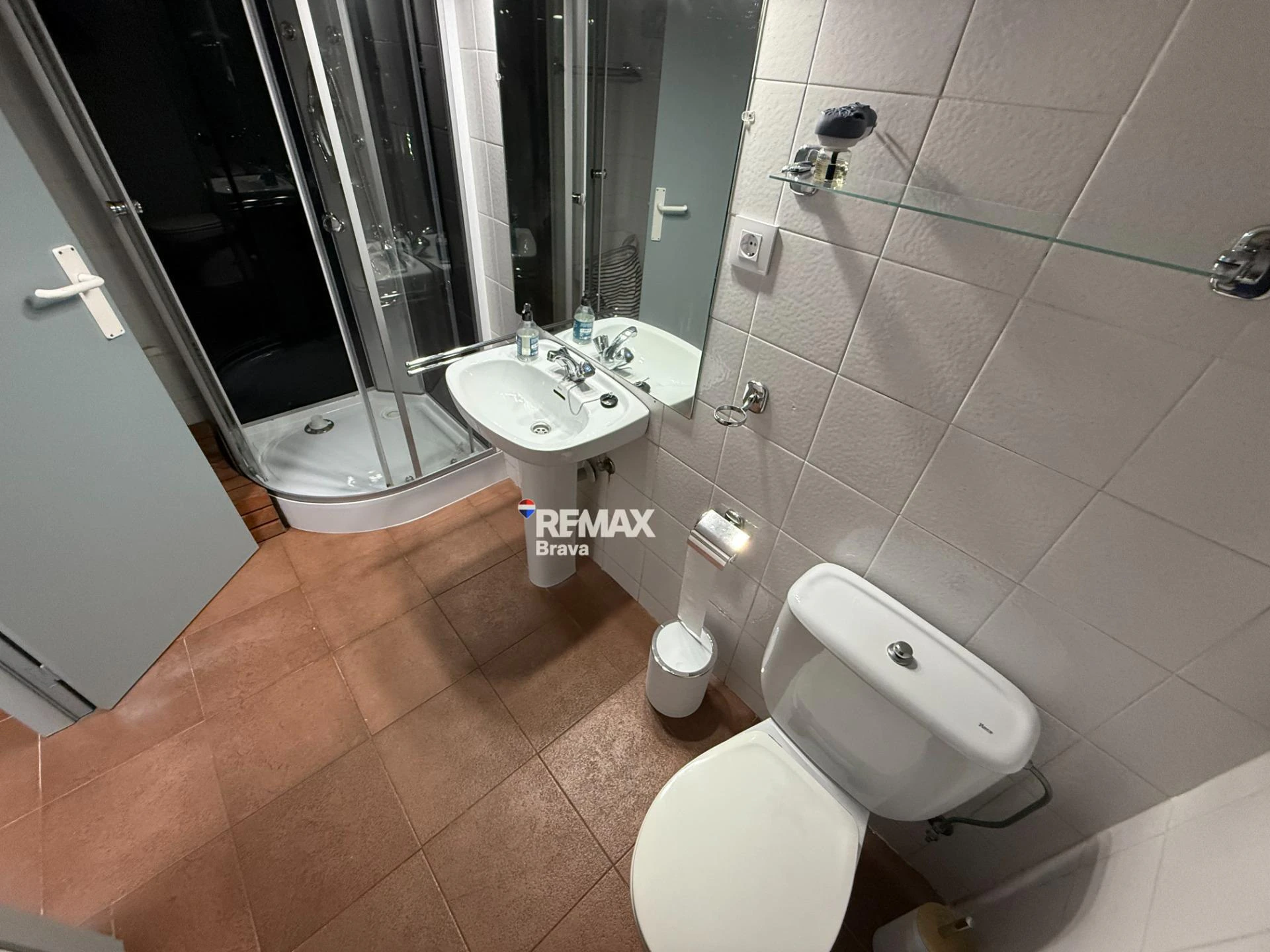 Exclusivo apartamento con amarre privado, gran terraza y licencia turística en Santa Margarida – Roses.