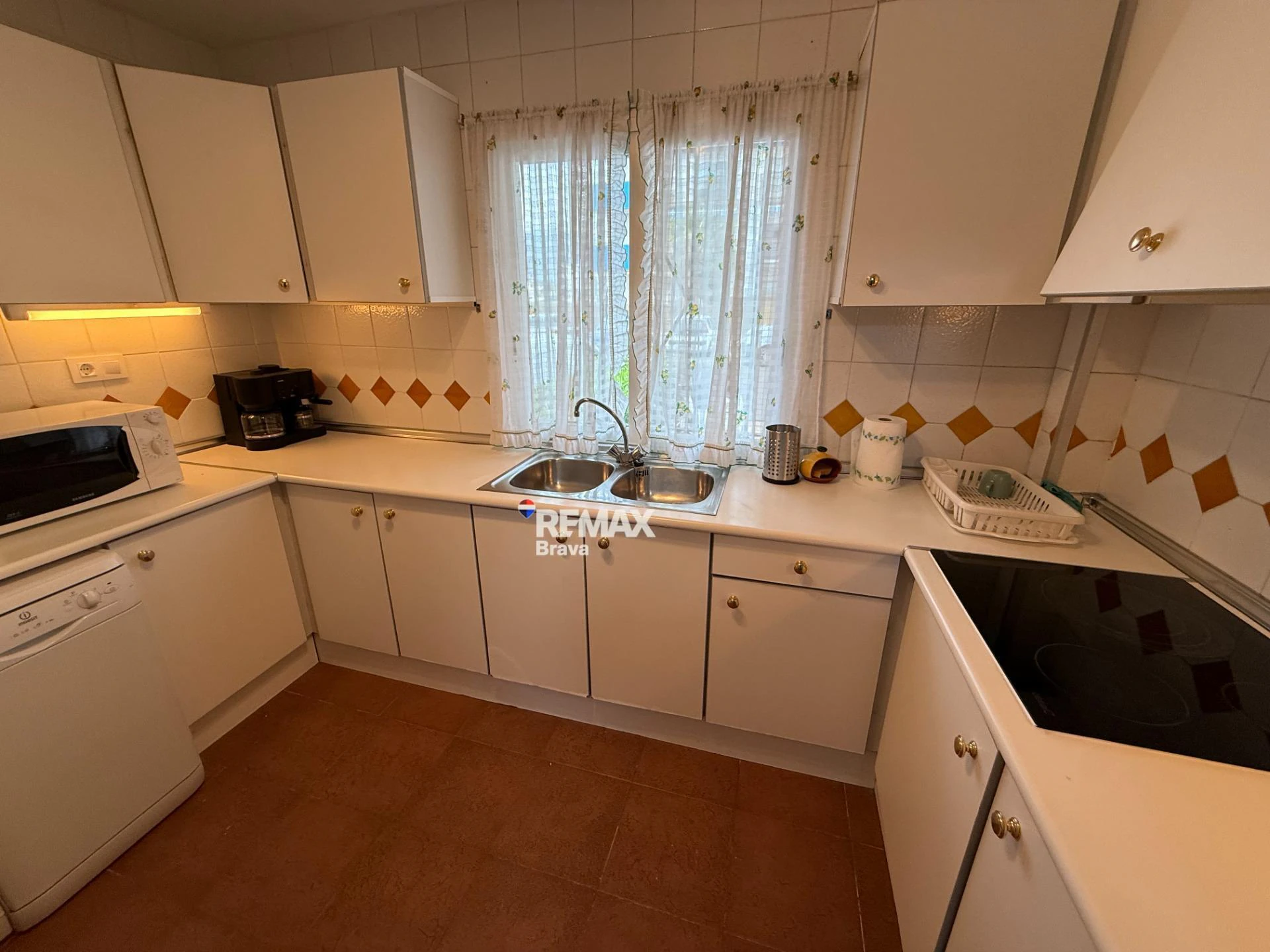 Exclusivo apartamento con amarre privado, gran terraza y licencia turística en Santa Margarida – Roses.