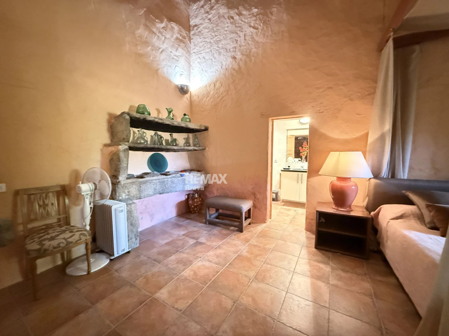 Encantadora Casa de Piedra Restaurada en el Corazón Histórico de Madremanya