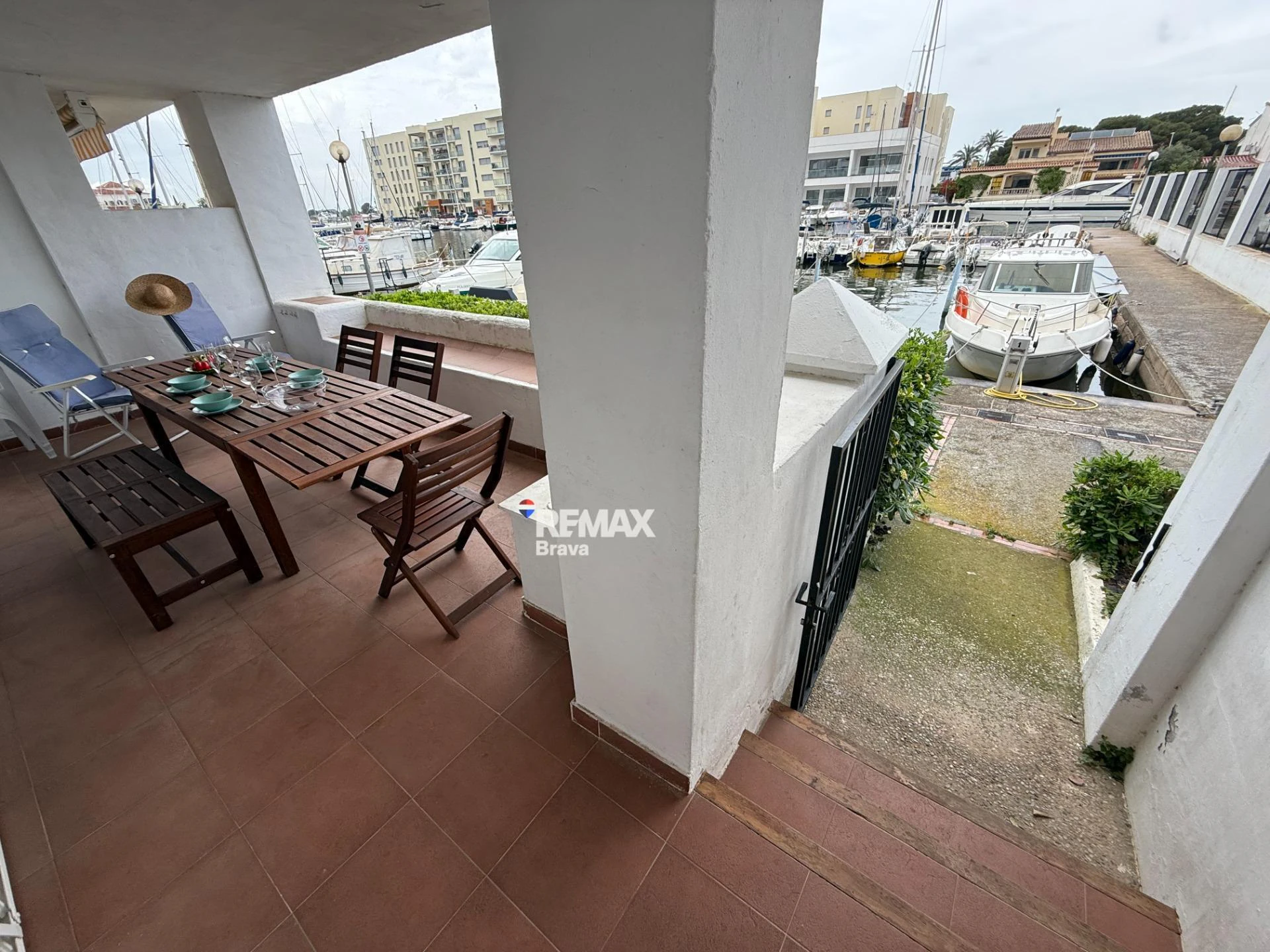 Exclusivo apartamento con amarre privado, gran terraza y licencia turística en Santa Margarida – Roses.