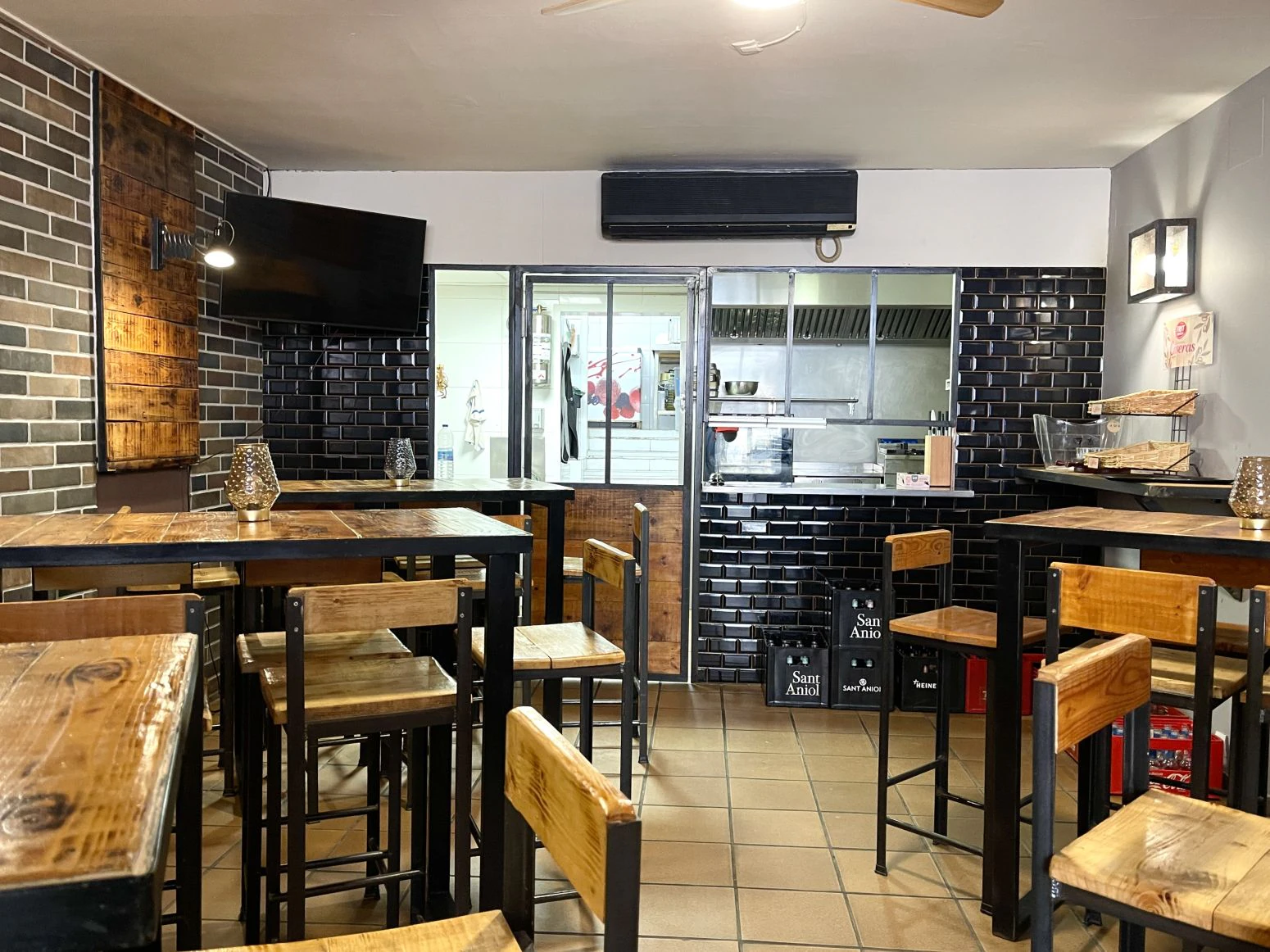Roses, centro: se traspasa negocio de bar restaurante en inm