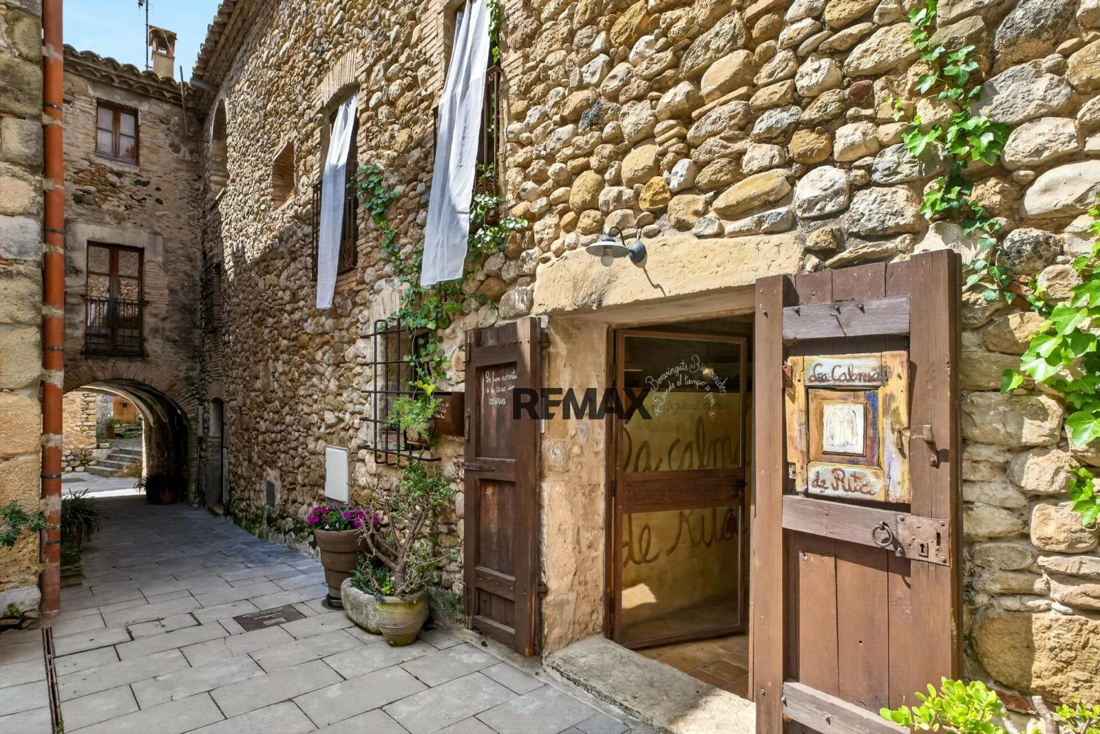 Casa de pueblo con encanto y más de 500 m² entre el Pla de l’Estany y l’Alt Empordà con licencia turística
