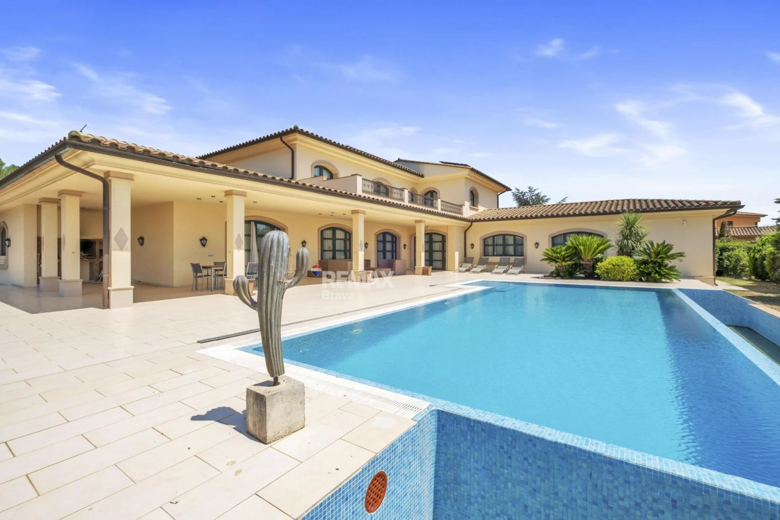Villa Premium en Primera Línea de Golf en Peralada con Amplios Jardines y Privacidad Total