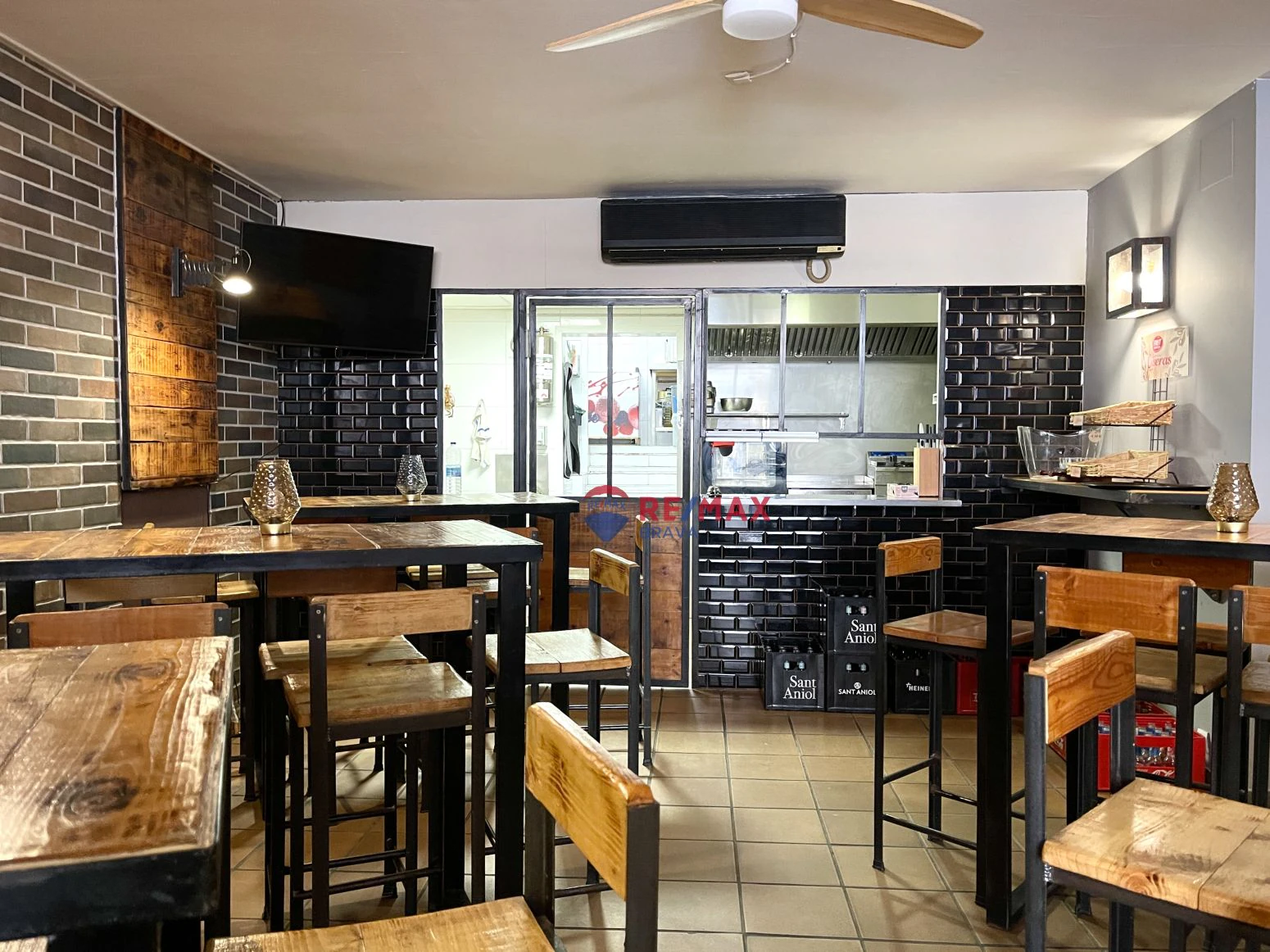 Roses, centro: se traspasa negocio de bar restaurante en inm