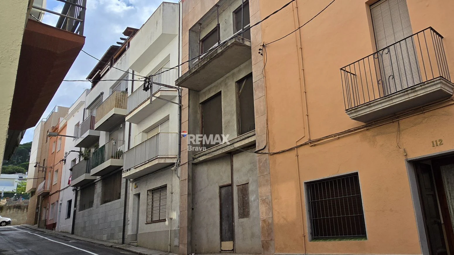 Exclusiva Oportunidad en Blanes: Solar con Más de 500 m² Construidos
