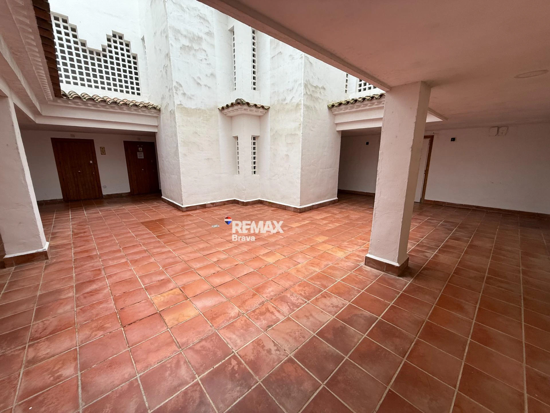 Exclusivo apartamento con amarre privado, gran terraza y licencia turística en Santa Margarida – Roses.