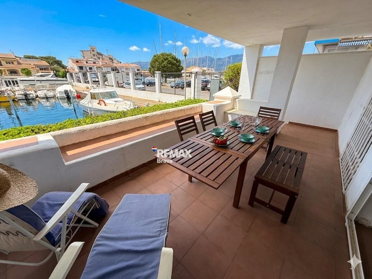 Exclusivo apartamento con amarre privado, gran terraza y licencia turística en Santa Margarida – Roses.