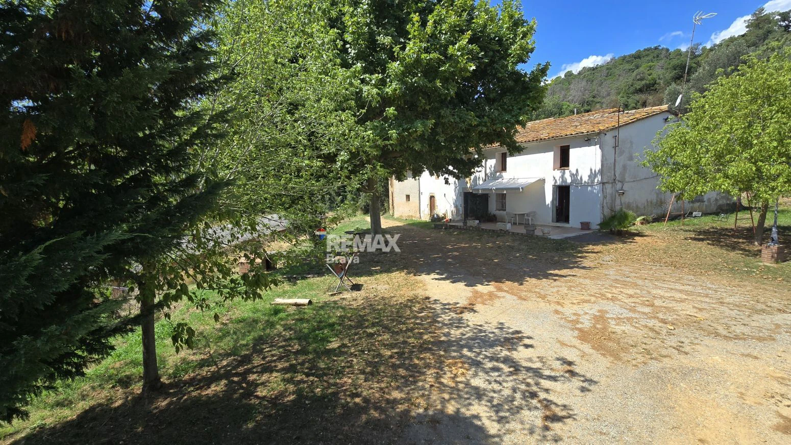 Finca Rústica 12h en Brunyola con Naves Avícolas Alquiladas e Ingresos Mensuales