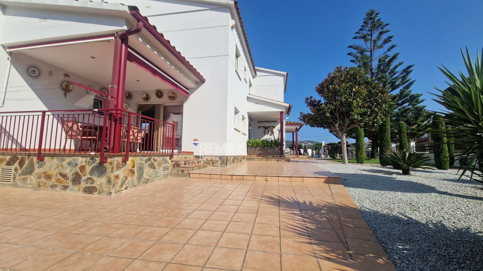 Exclusiva Vivienda en Roses sobre Parcela de 1.190 m² en Entorno Muy Tranquilo