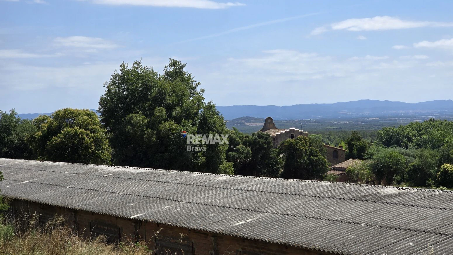 Finca Rústica 12h en Brunyola con Naves Avícolas Alquiladas e Ingresos Mensuales