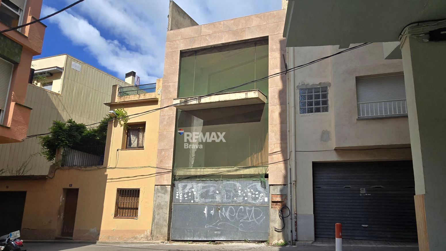 Exclusiva Oportunidad en Blanes: Solar con Más de 500 m² Construidos