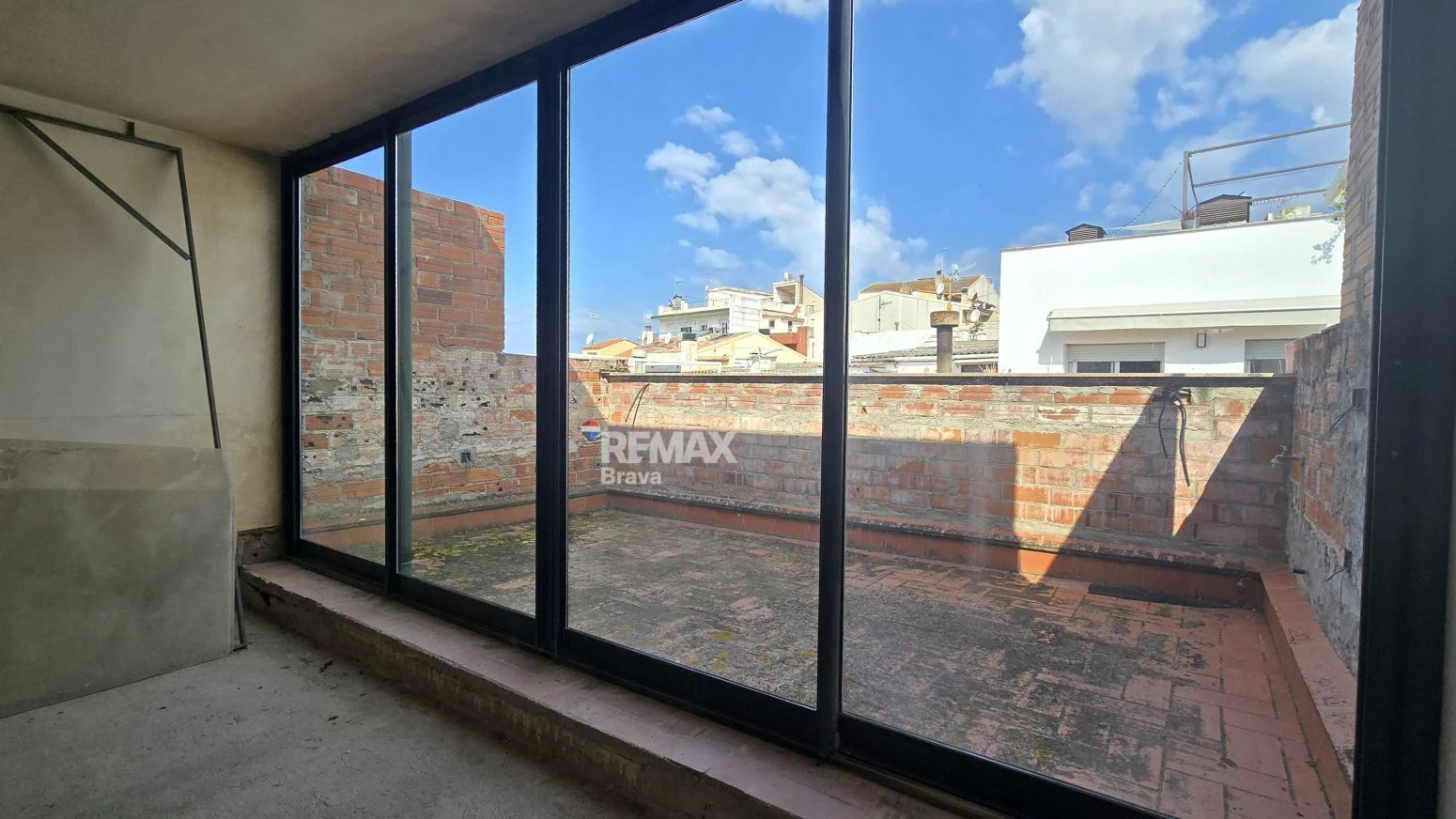 Exclusiva Oportunidad en Blanes: Solar con Más de 500 m² Construidos