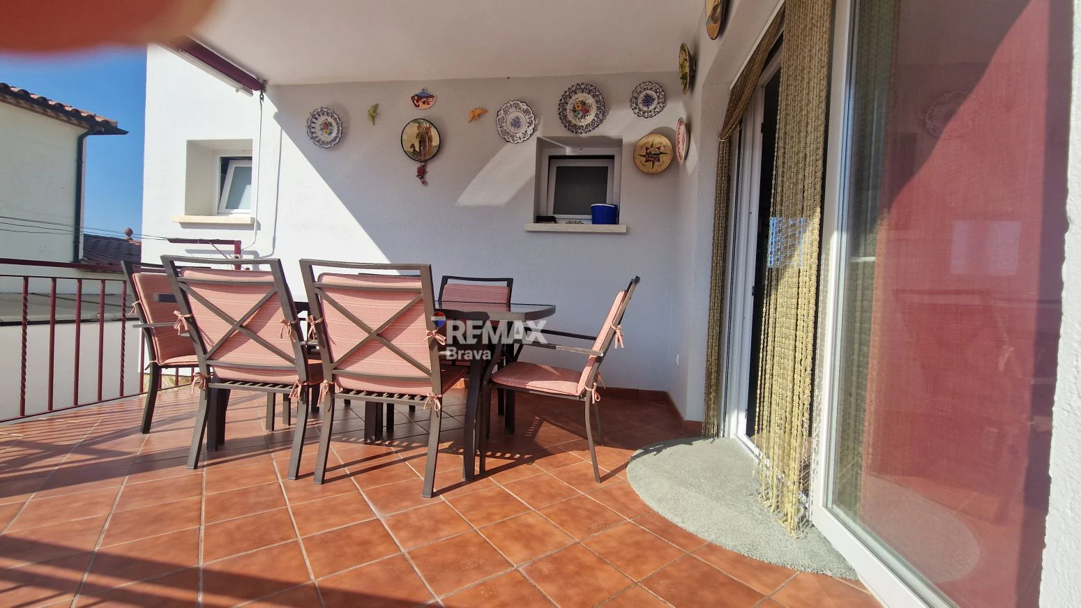 Exclusiva Vivienda en Roses sobre Parcela de 1.190 m² en Entorno Muy Tranquilo