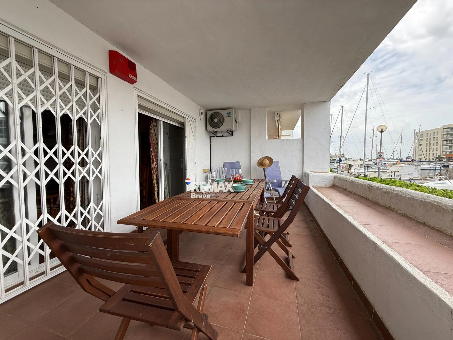 Exclusivo apartamento con amarre privado, gran terraza y licencia turística en Santa Margarida – Roses.
