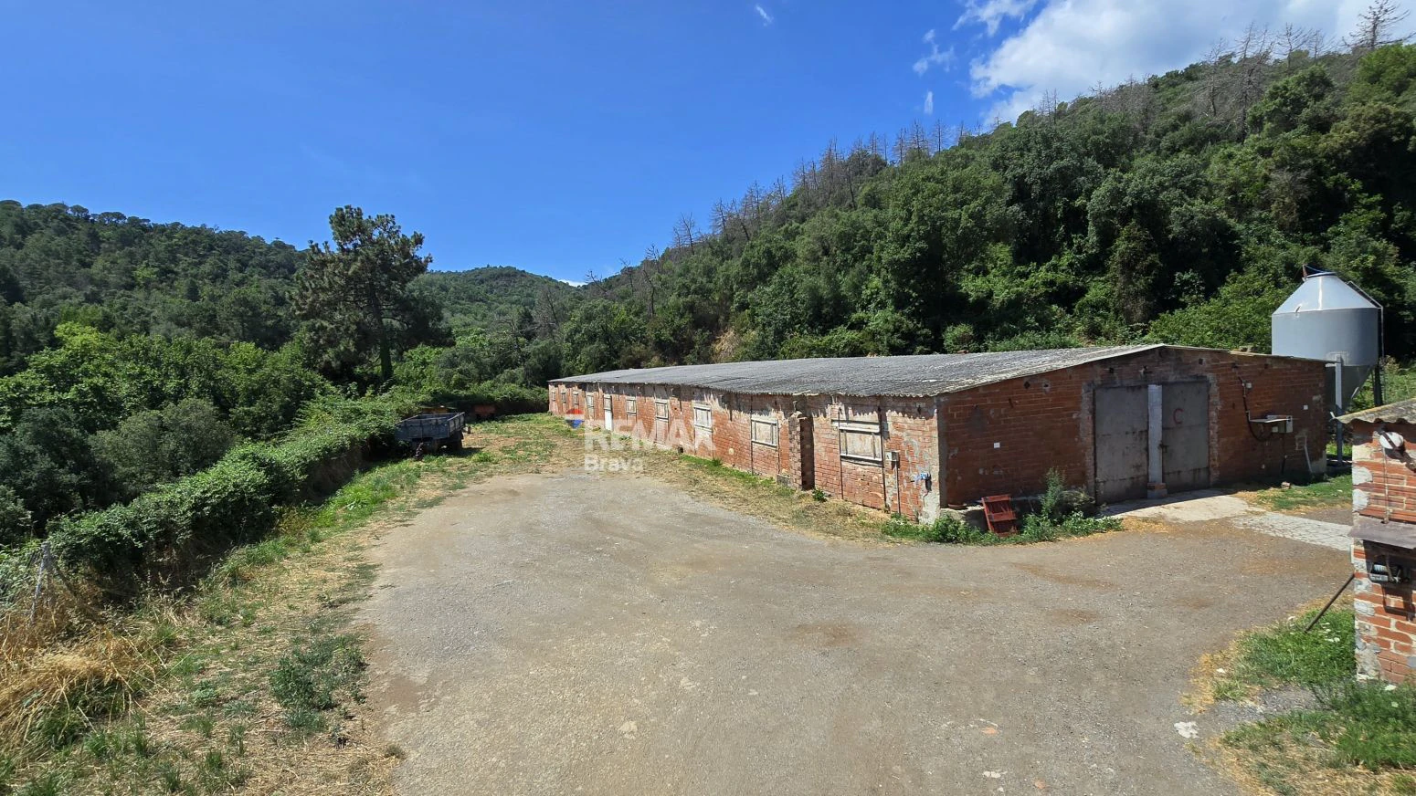 Finca Rústica 12h en Brunyola con Naves Avícolas Alquiladas e Ingresos Mensuales