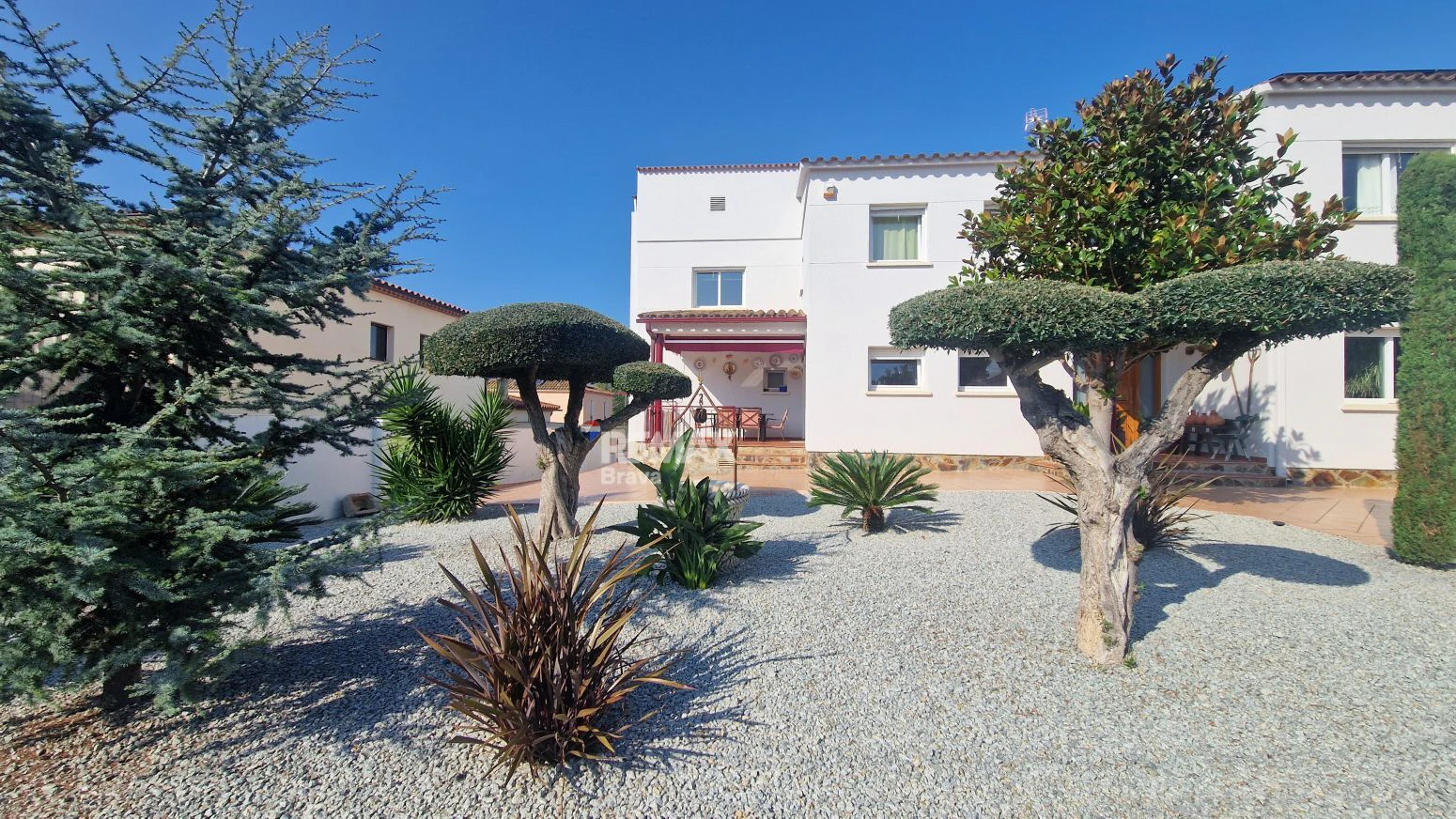 Exclusiva Vivienda en Roses sobre Parcela de 1.190 m² en Entorno Muy Tranquilo