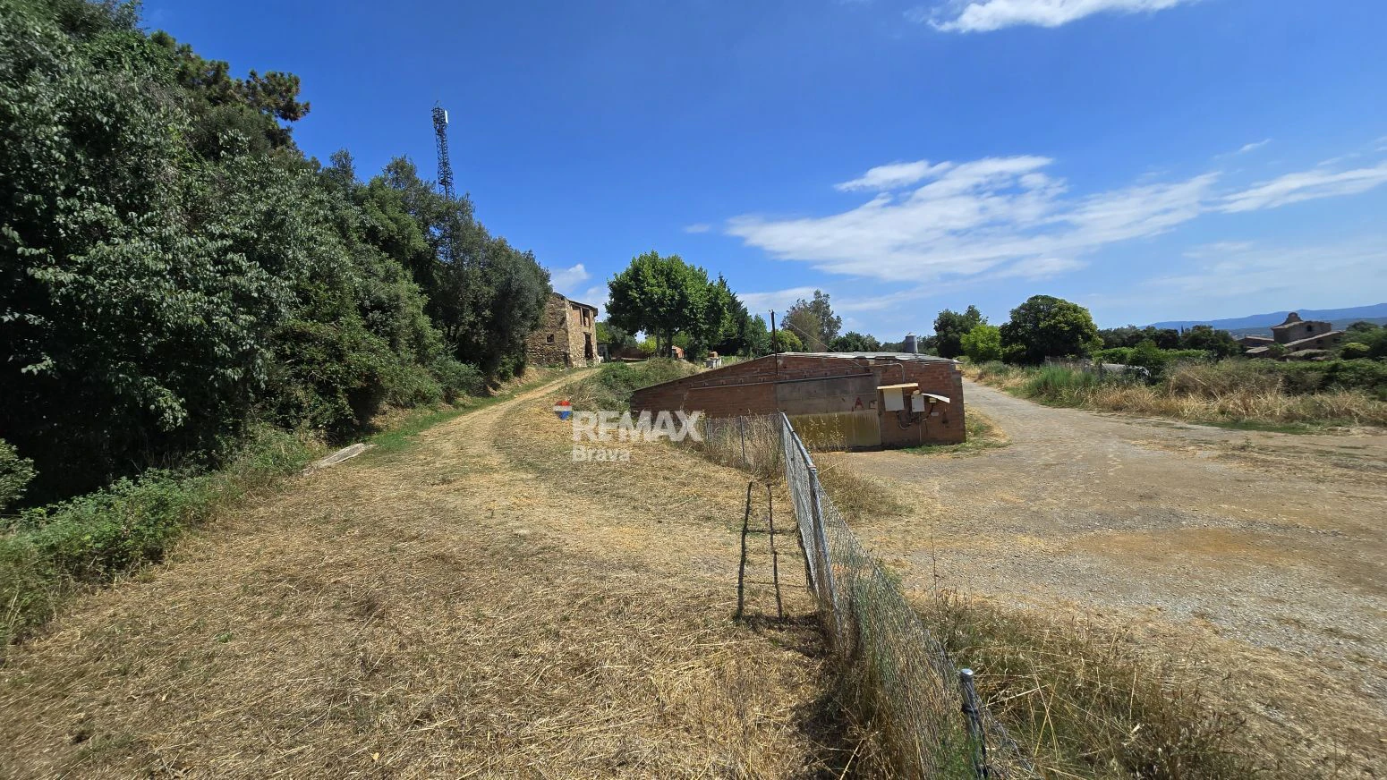 Finca Rústica 12h en Brunyola con Naves Avícolas Alquiladas e Ingresos Mensuales