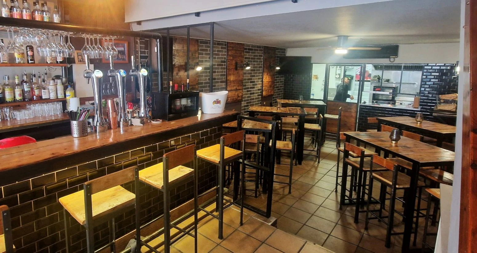 Roses, centro: se traspasa negocio de bar restaurante en inm
