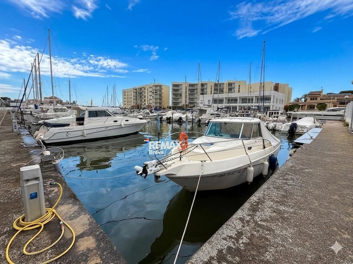 Exclusivo apartamento con amarre privado, gran terraza y licencia turística en Santa Margarida – Roses.
