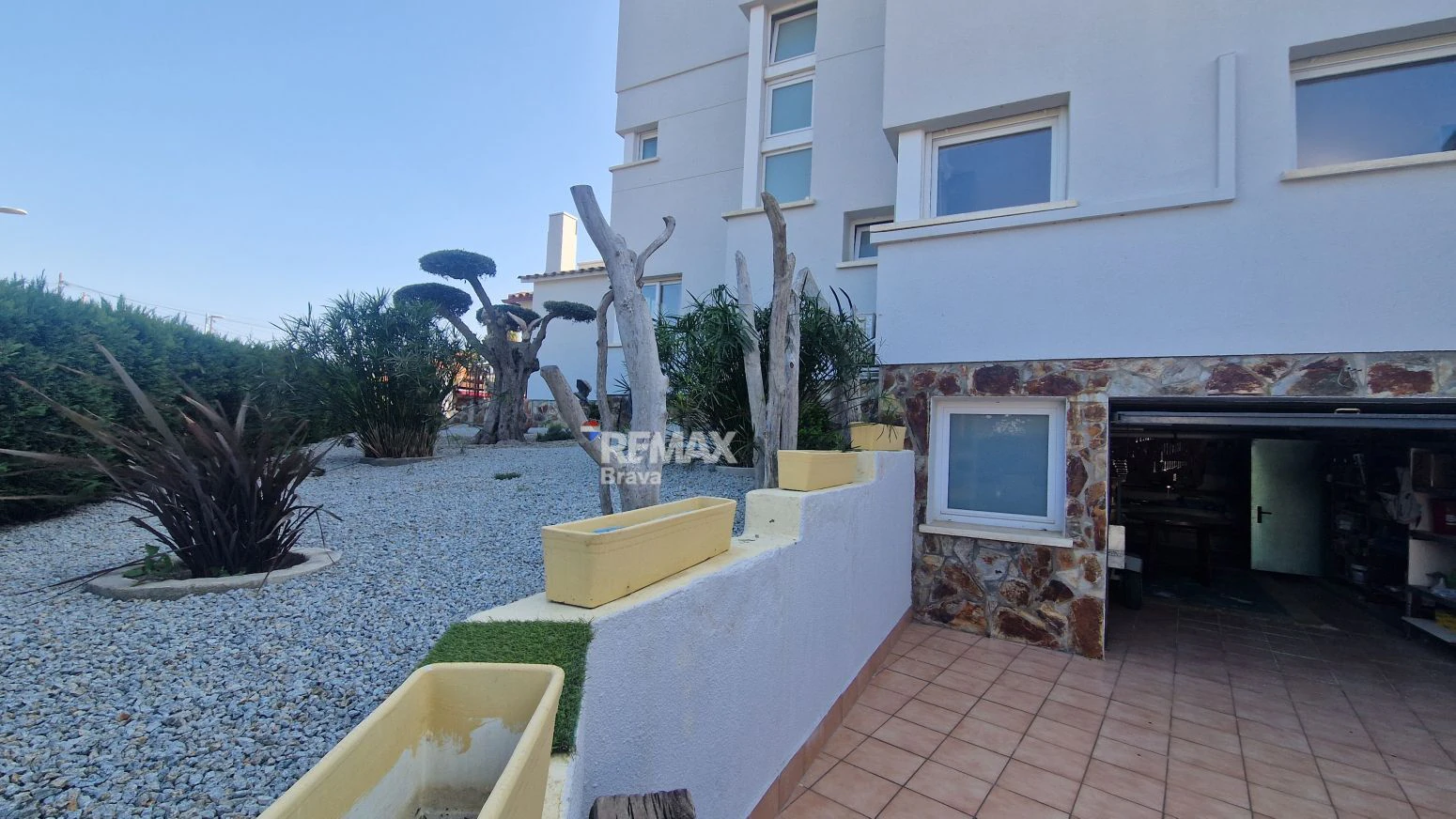 Exclusiva Vivienda en Roses sobre Parcela de 1.190 m² en Entorno Muy Tranquilo