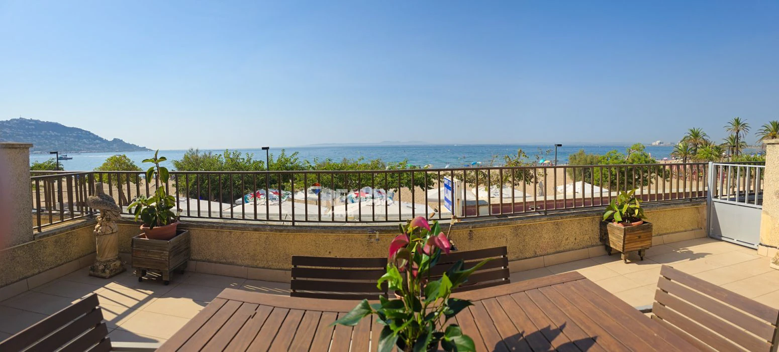 Exclusivo Apartamento Frente al Mar en Roses con Impresionante Terraza de 256 m²