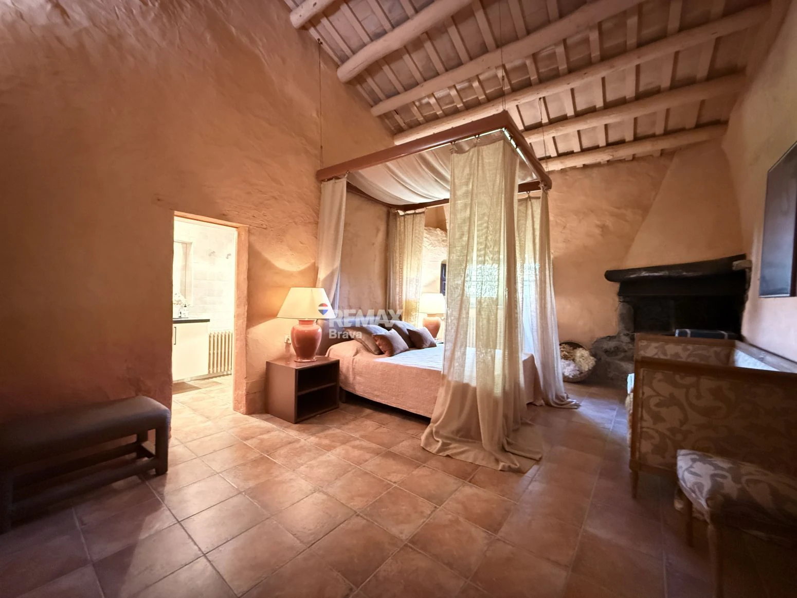 Encantadora Casa de Piedra Restaurada en el Corazón Histórico de Madremanya