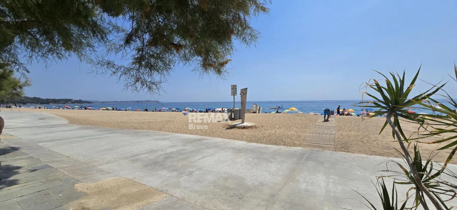 Propiedad Frente al Mar en Platja d’Aro con Alta Rentabilidad Turística