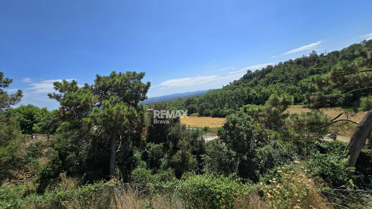 Finca Rústica 12h en Brunyola con Naves Avícolas Alquiladas e Ingresos Mensuales