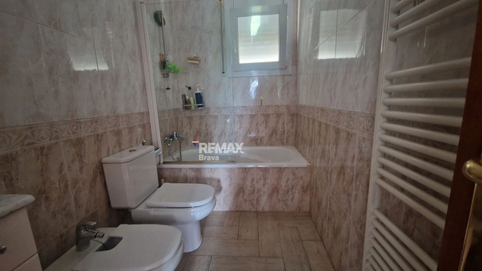 Exclusiva Vivienda en Roses sobre Parcela de 1.190 m² en Entorno Muy Tranquilo