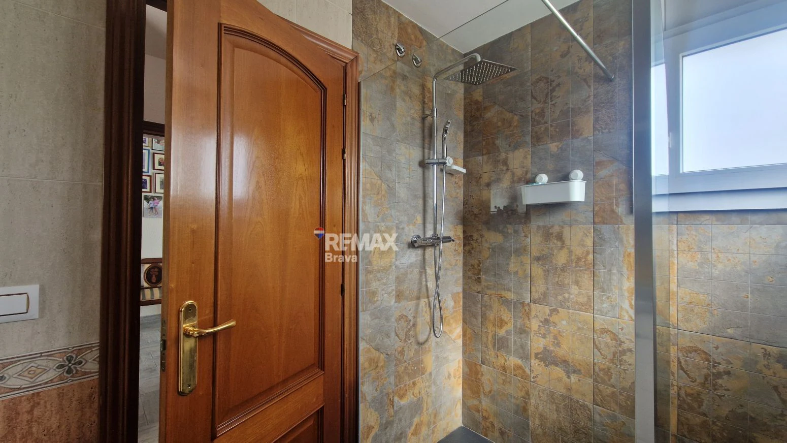 Exclusiva Vivienda en Roses sobre Parcela de 1.190 m² en Entorno Muy Tranquilo