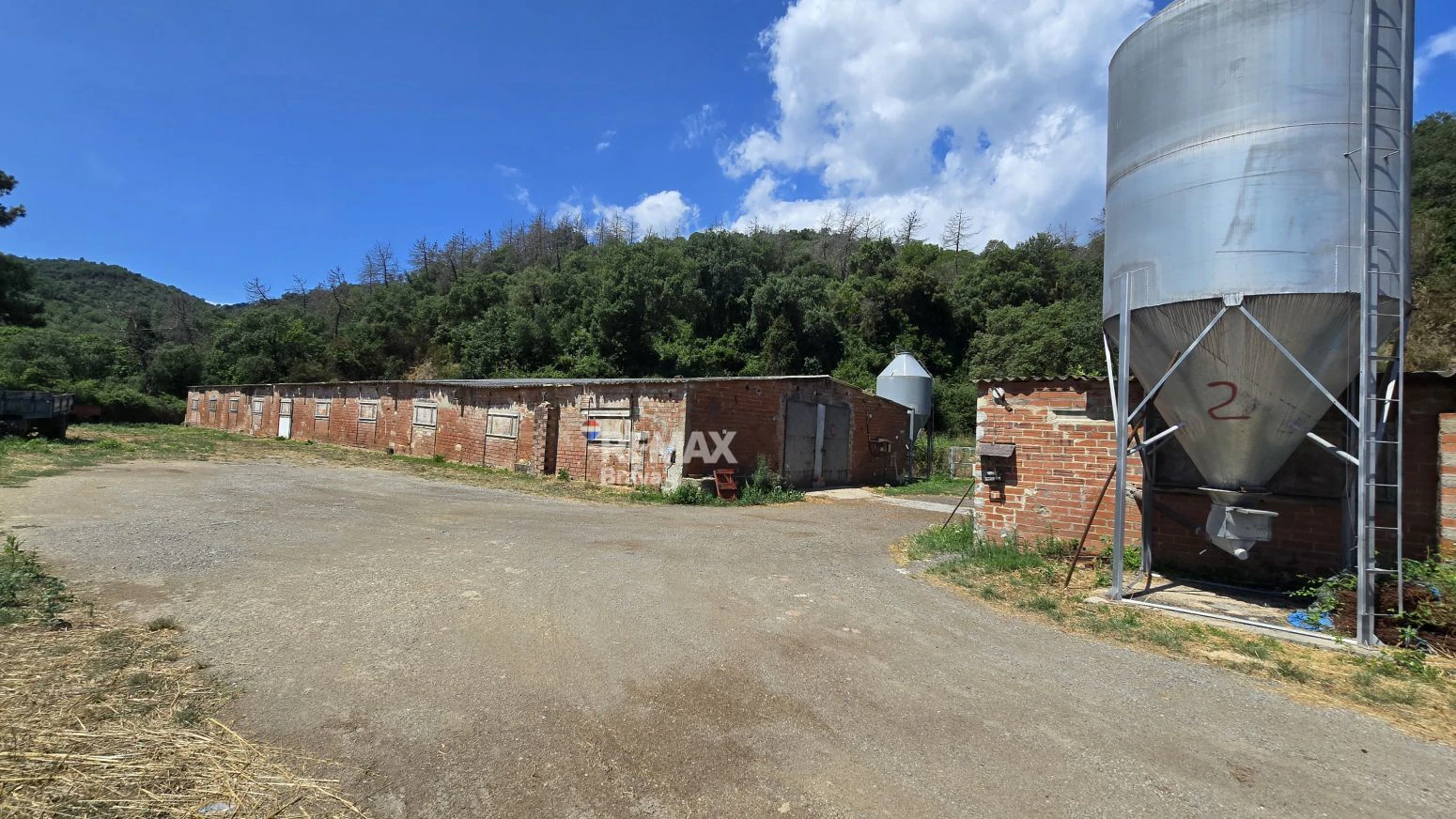 Finca Rústica 12h en Brunyola con Naves Avícolas Alquiladas e Ingresos Mensuales