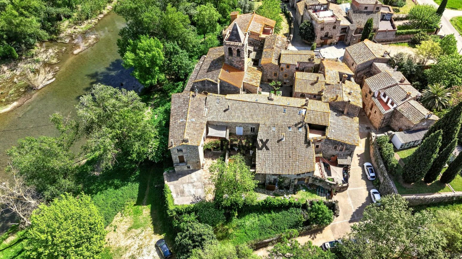 Casa de pueblo con encanto y más de 500 m² entre el Pla de l’Estany y l’Alt Empordà con licencia turística