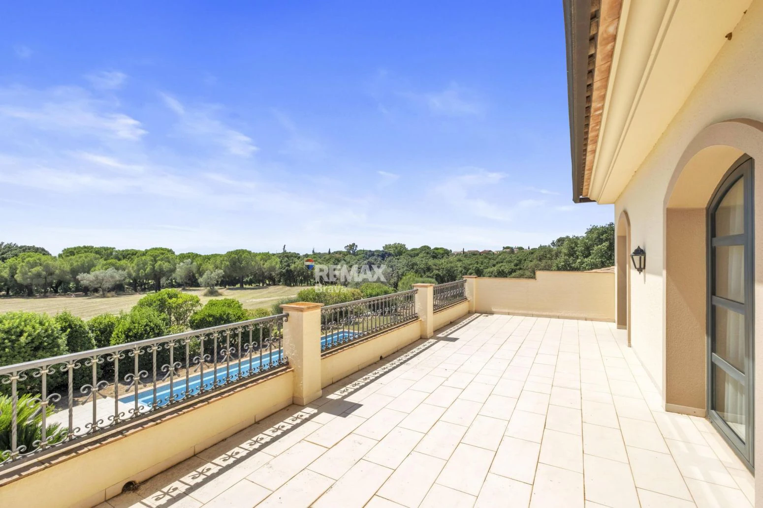 Villa Premium en Primera Línea de Golf en Peralada con Amplios Jardines y Privacidad Total