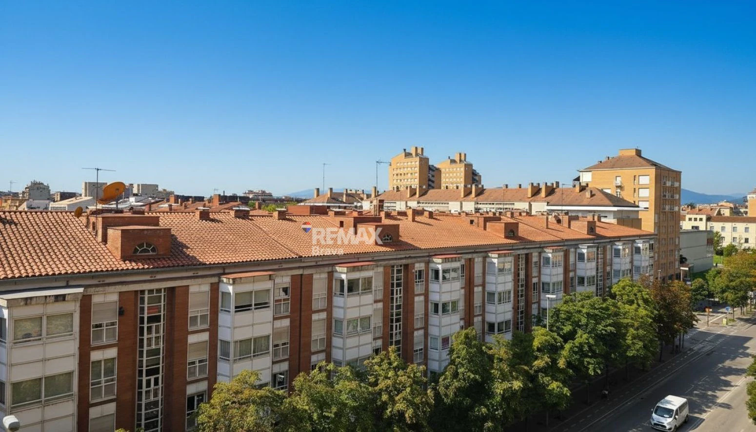 Luminoso Piso en Planta Alta con Terraza en una de las Mejores Zonas de Girona