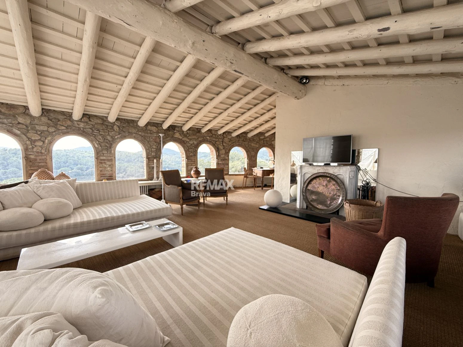 Encantadora Casa de Piedra Restaurada en el Corazón Histórico de Madremanya