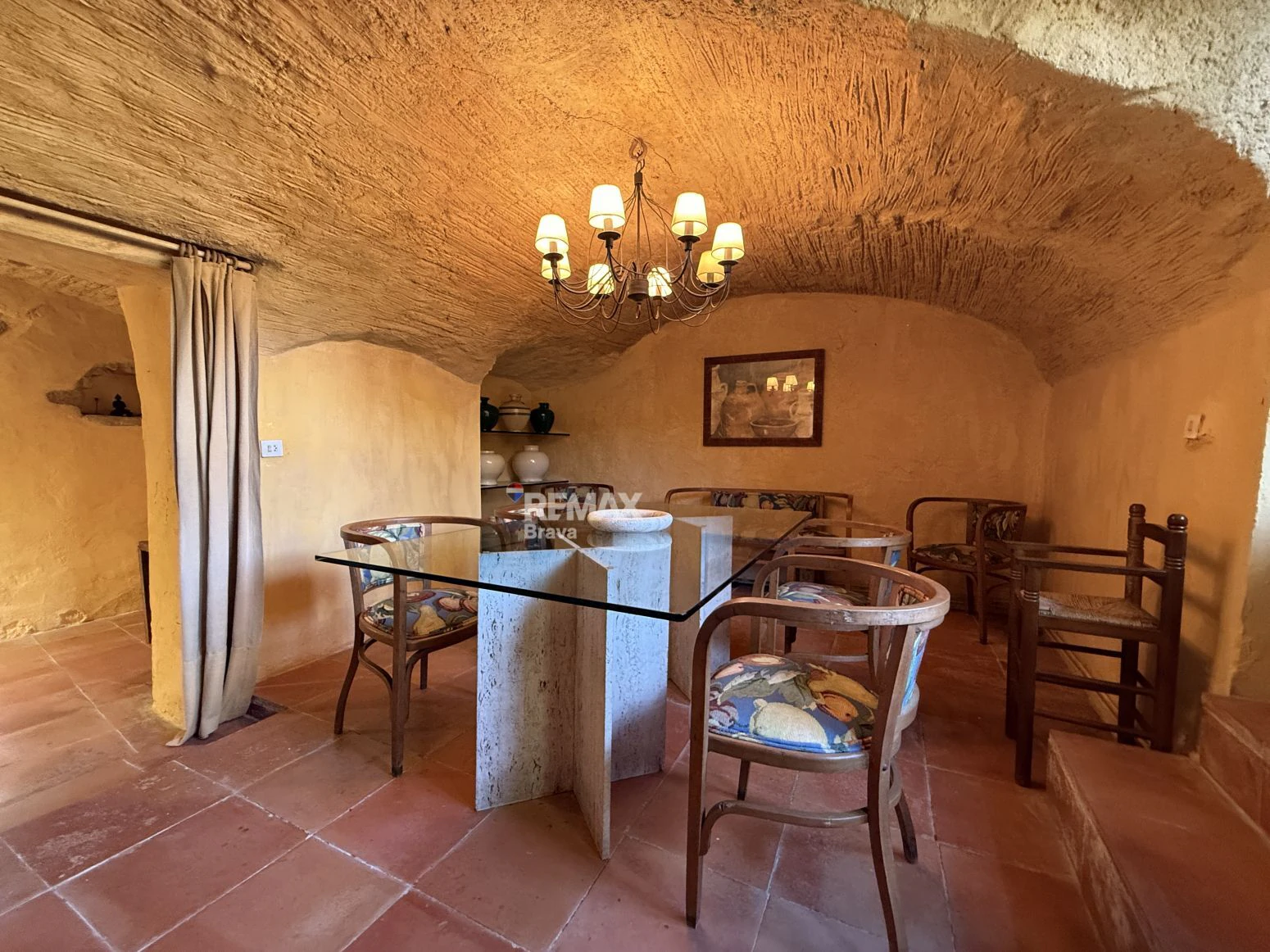 Encantadora Casa de Piedra Restaurada en el Corazón Histórico de Madremanya