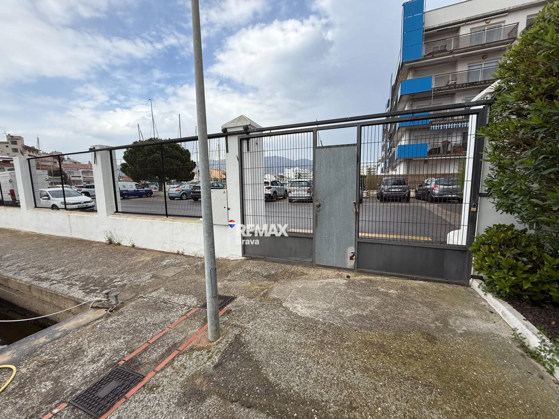 Exclusivo apartamento con amarre privado, gran terraza y licencia turística en Santa Margarida – Roses.