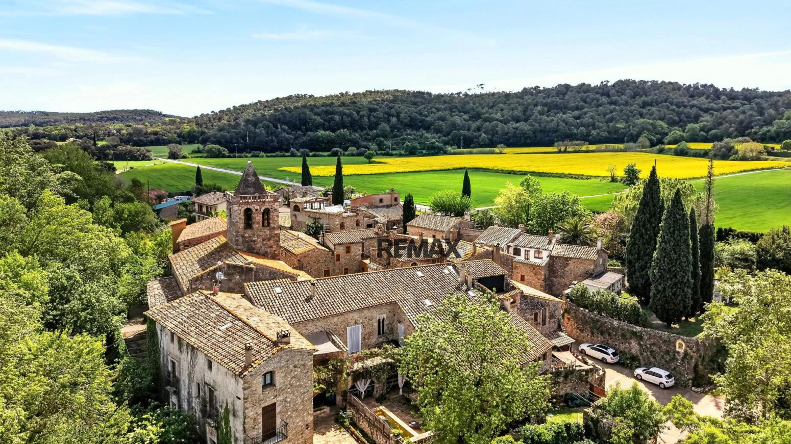 Casa de pueblo con encanto y más de 500 m² entre el Pla de l’Estany y l’Alt Empordà con licencia turística