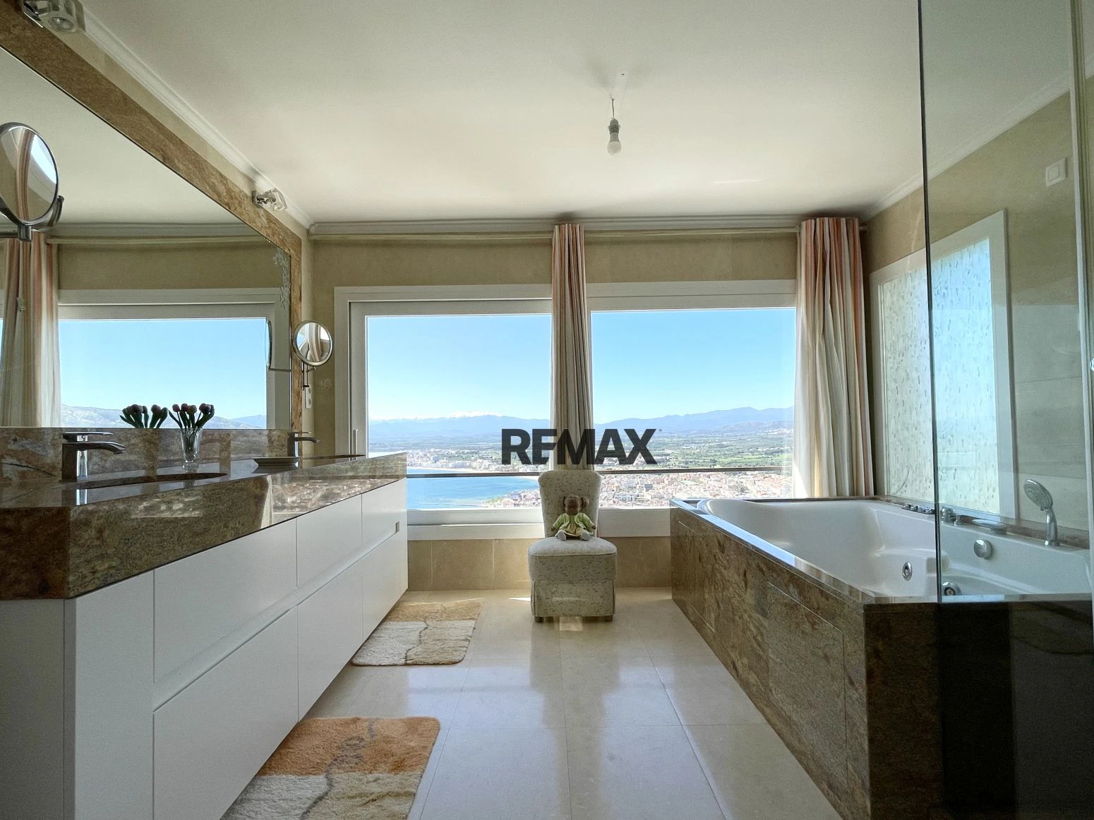 Villa mediterránea con espectaculares vistas al mar