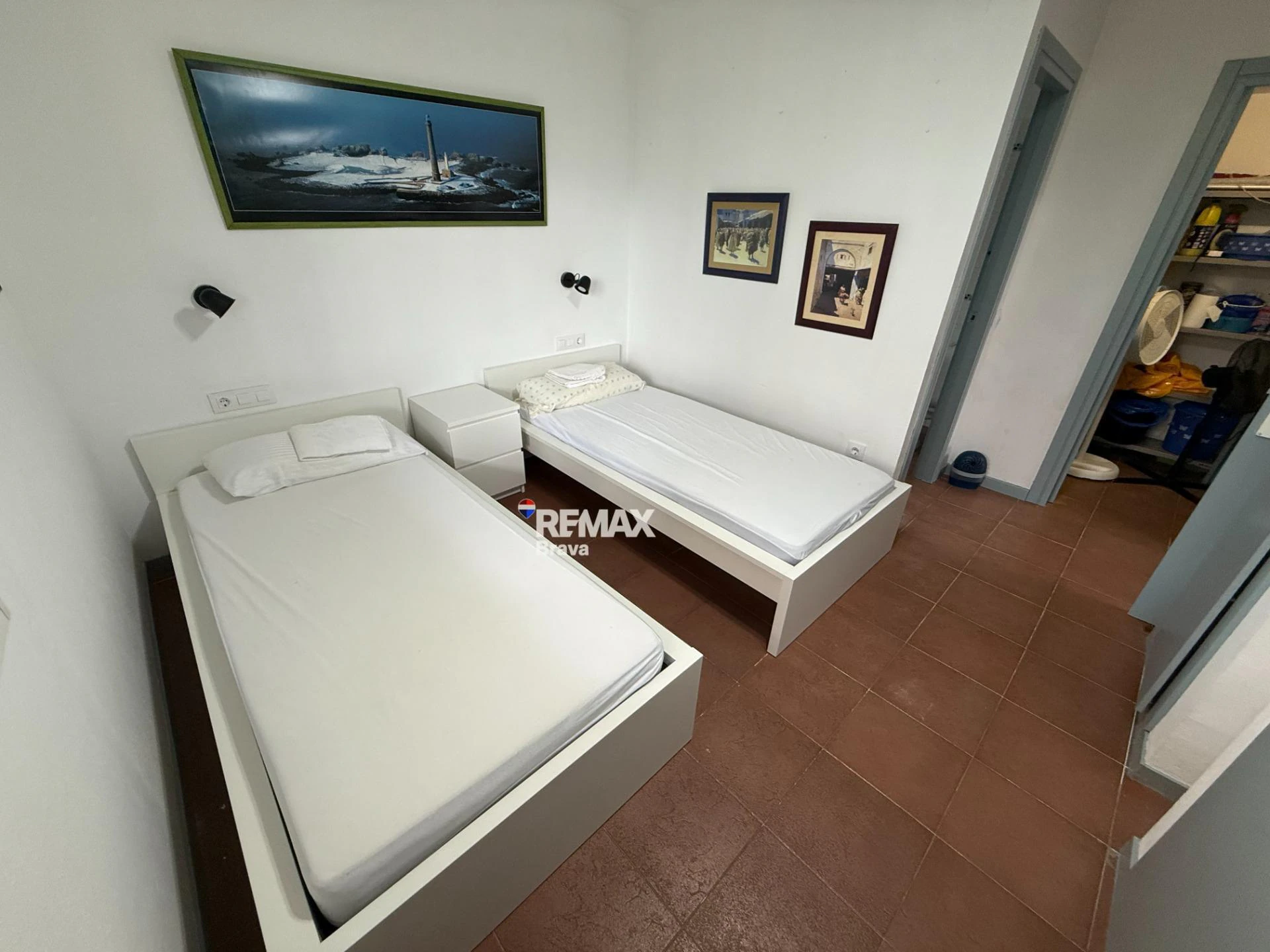Exclusivo apartamento con amarre privado, gran terraza y licencia turística en Santa Margarida – Roses.